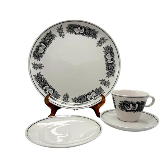 Franciscan Independence Whitestone White Black 4 Piece Place Setting Set of 2